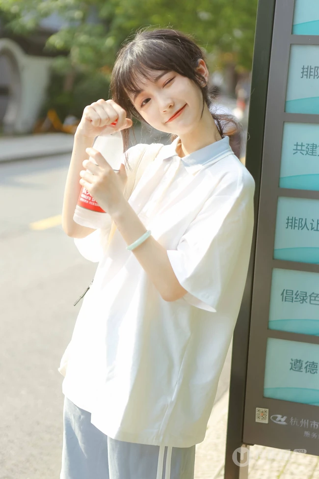 这个女孩有点甜哦！穿着校服的可爱清纯学生妹子街拍写真图片