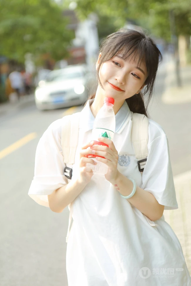 这个女孩有点甜哦！穿着校服的可爱清纯学生妹子街拍写真图片
