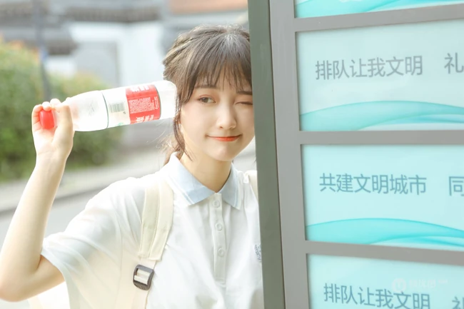 这个女孩有点甜哦！穿着校服的可爱清纯学生妹子街拍写真图片