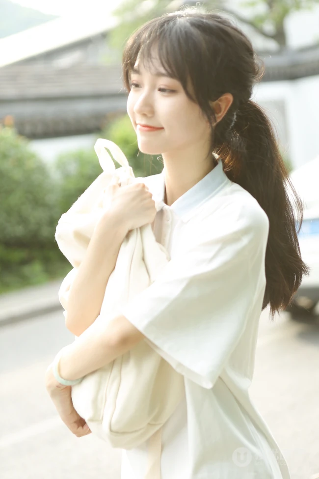 这个女孩有点甜哦！穿着校服的可爱清纯学生妹子街拍写真图片
