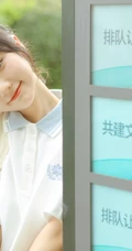 这个女孩有点甜哦！穿着校服的可爱清纯学生妹子街拍写真图片