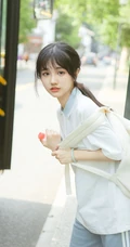 这个女孩有点甜哦！穿着校服的可爱清纯学生妹子街拍写真图片