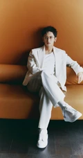 张哲瀚干净帅气全白LOOK西服穿搭写真照片