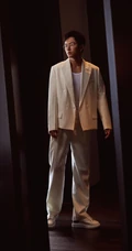 张哲瀚干净帅气全白LOOK西服穿搭写真照片