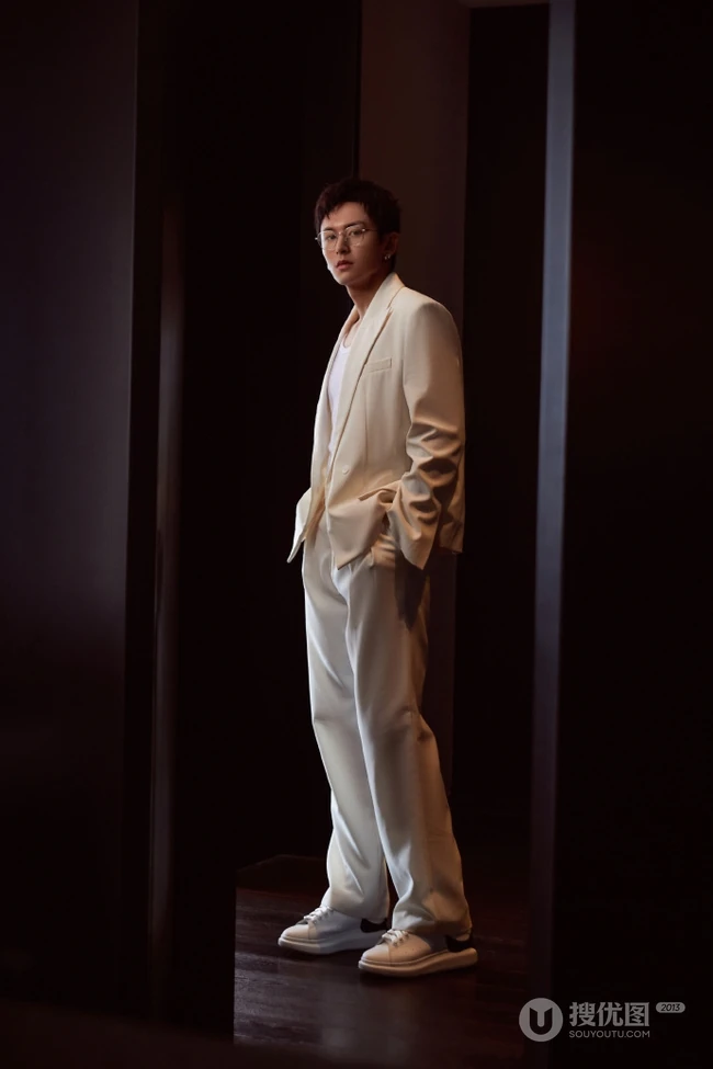 张哲瀚干净帅气全白LOOK西服穿搭写真照片