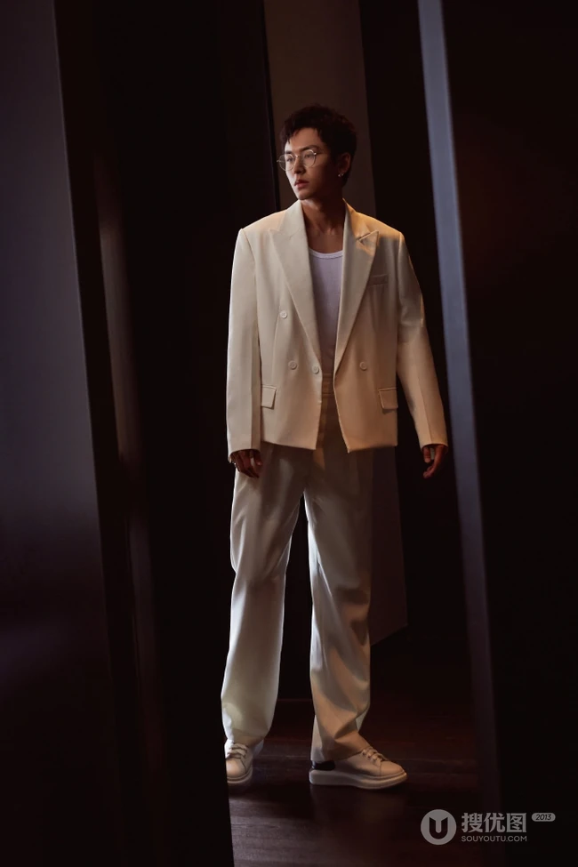 张哲瀚干净帅气全白LOOK西服穿搭写真照片