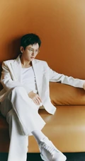 张哲瀚干净帅气全白LOOK西服穿搭写真照片