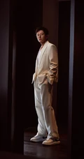 张哲瀚干净帅气全白LOOK西服穿搭写真照片