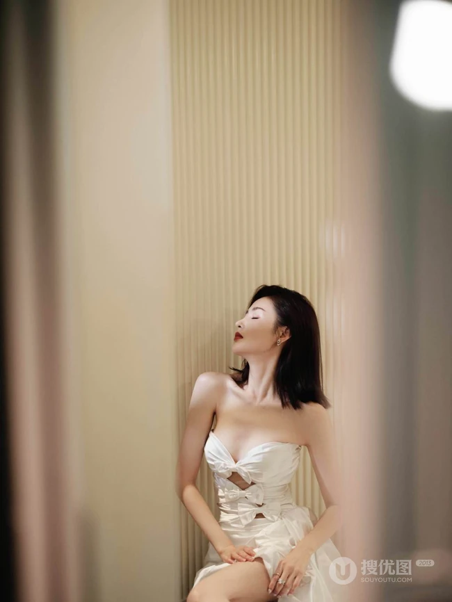 张天爱气质白色蝴蝶结镂空裙动人写真照片