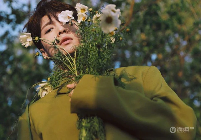 张艺兴惬意清爽户外写真照片，与清新花草为伴帅气十足