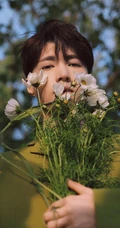 张艺兴惬意清爽户外写真照片，与清新花草为伴帅气十足