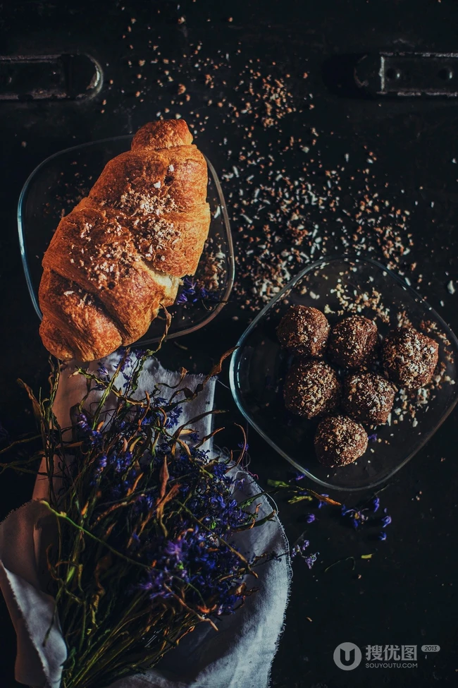 金黄酥脆的牛 羊角面包，烘烤面包高清摄影图片 第3张