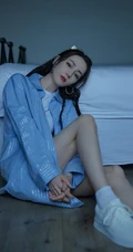 迪丽热巴衬衫白袜穿着清新甜美蓝调夏日写真图片