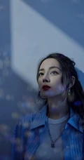 迪丽热巴衬衫白袜穿着清新甜美蓝调夏日写真图片