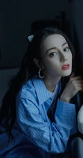 迪丽热巴衬衫白袜穿着清新甜美蓝调夏日写真图片