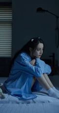 迪丽热巴衬衫白袜穿着清新甜美蓝调夏日写真图片