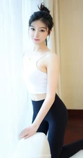 练瑜伽，会一字马的气质女生人间荒糖紧身运动衣居家沙发健身写真套图
