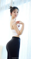 练瑜伽，会一字马的气质女生人间荒糖紧身运动衣居家沙发健身写真套图