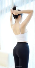 练瑜伽，会一字马的气质女生人间荒糖紧身运动衣居家沙发健身写真套图