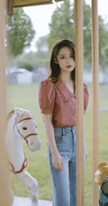 李沁清新假日牛仔裤写真，玩转旋转木马，童趣十足