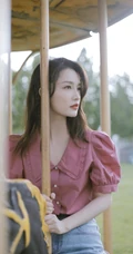 李沁清新假日牛仔裤写真，玩转旋转木马，童趣十足