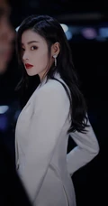 张天爱气质全白LOOK简约西服套装暗夜妩媚写真图片
