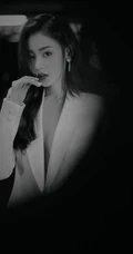 张天爱气质全白LOOK简约西服套装暗夜妩媚写真图片