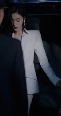 张天爱气质全白LOOK简约西服套装暗夜妩媚写真图片
