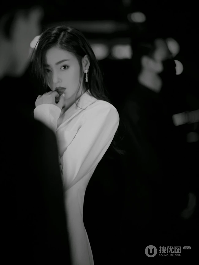张天爱气质全白LOOK简约西服套装暗夜妩媚写真图片
