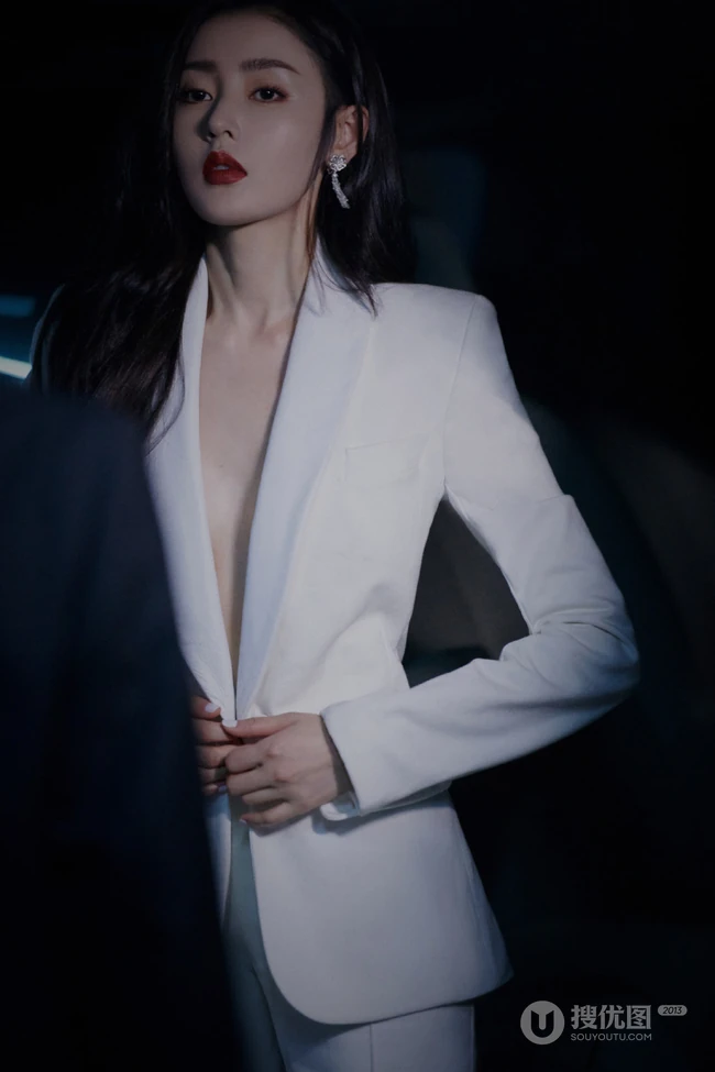张天爱气质全白LOOK简约西服套装暗夜妩媚写真图片