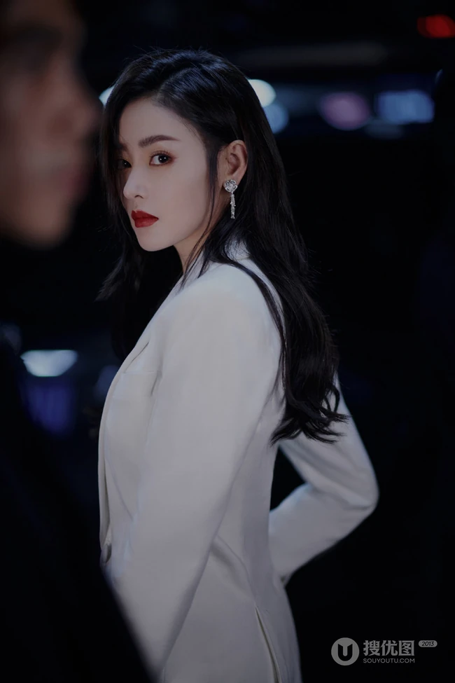 张天爱气质全白LOOK简约西服套装暗夜妩媚写真图片