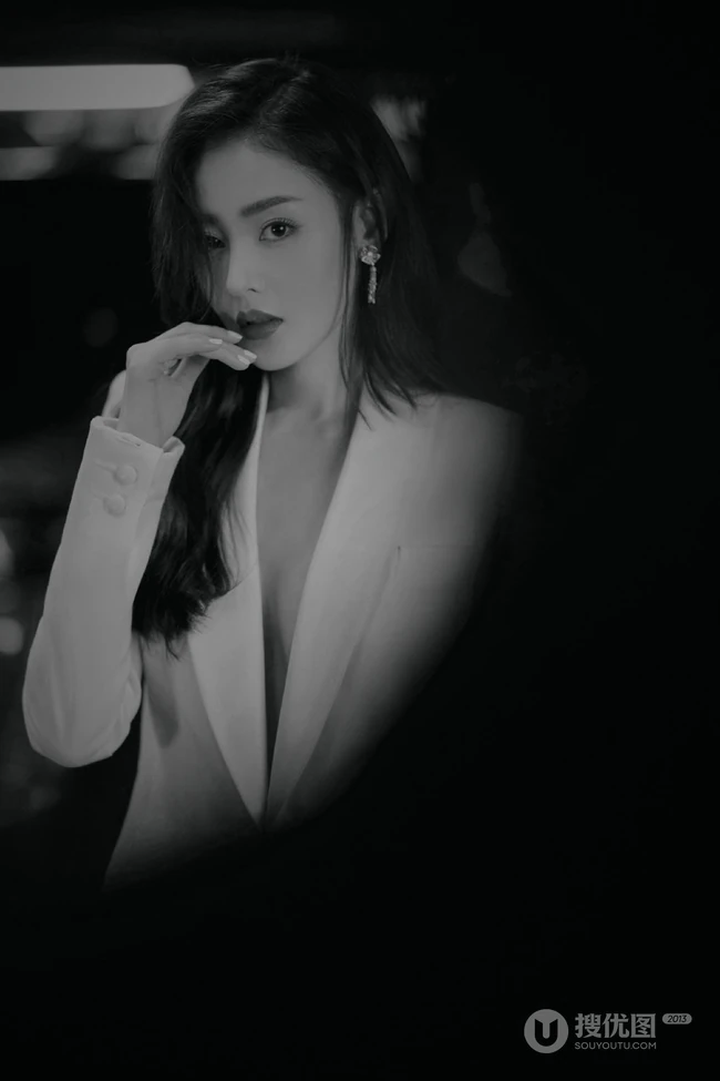 张天爱气质全白LOOK简约西服套装暗夜妩媚写真图片