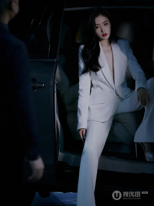 张天爱气质全白LOOK简约西服套装暗夜妩媚写真图片