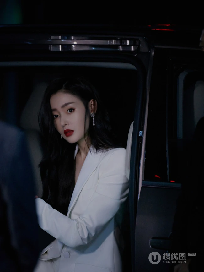 张天爱气质全白LOOK简约西服套装暗夜妩媚写真图片