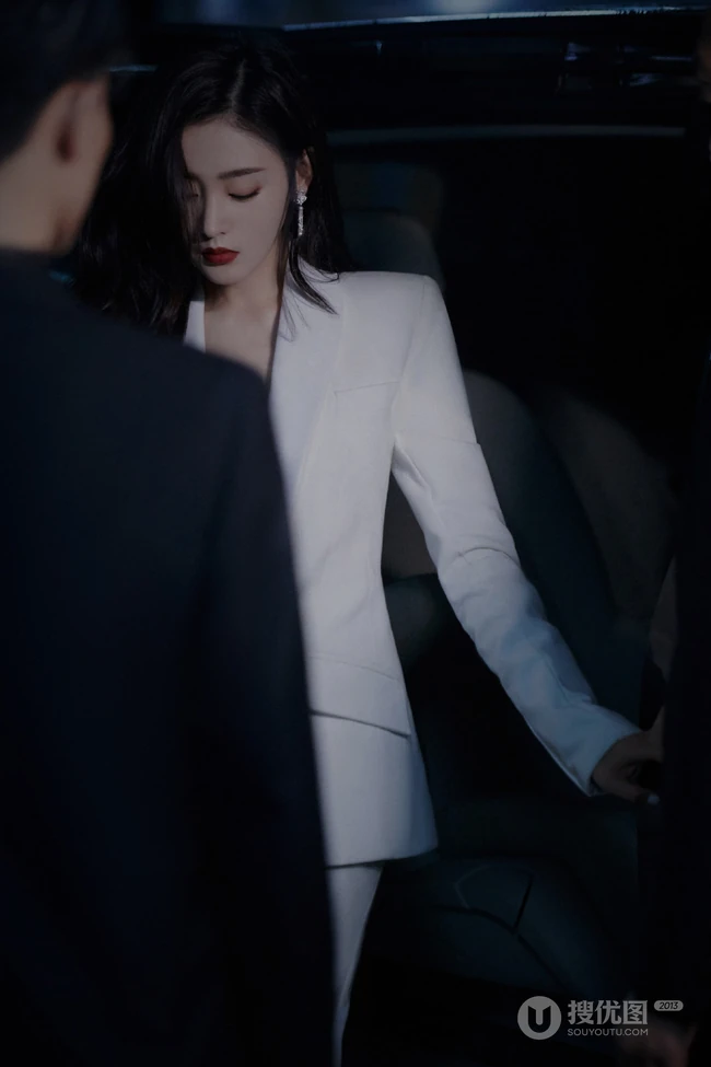 张天爱气质全白LOOK简约西服套装暗夜妩媚写真图片