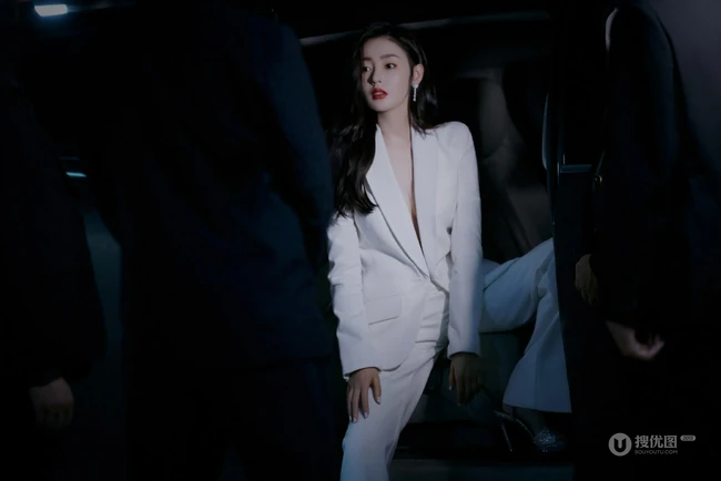 张天爱气质全白LOOK简约西服套装暗夜妩媚写真图片