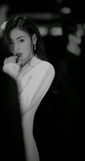 张天爱气质全白LOOK简约西服套装暗夜妩媚写真图片