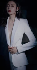 张天爱气质全白LOOK简约西服套装暗夜妩媚写真图片
