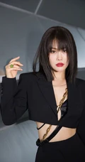 袁娅维酷黑套装轻熟范十足街拍写真图片