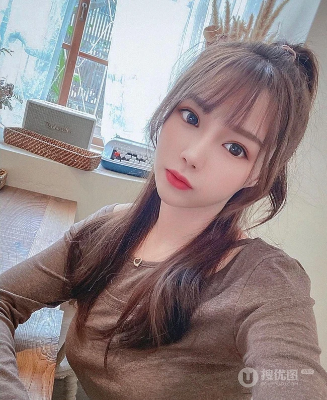 网红女生Shin小芯气质可爱甜美自拍生活照图集