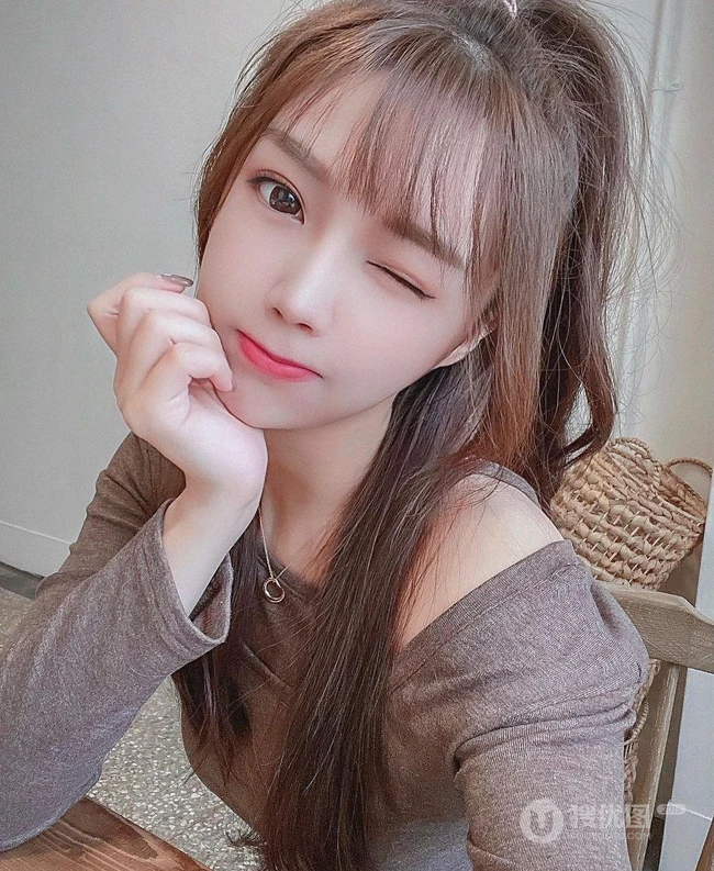 网红女生Shin小芯气质可爱甜美自拍生活照图集
