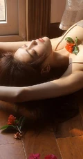 暖阳，气质女孩，木地板上或躺或卧的肩带蕾丝衣气质女孩写真套图