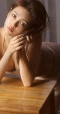 暖阳，气质女孩，木地板上或躺或卧的肩带蕾丝衣气质女孩写真套图