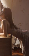 暖阳，气质女孩，木地板上或躺或卧的肩带蕾丝衣气质女孩写真套图