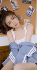 少女心满满，青春少女江亦祺白背心短裤教室元气十足高清大图