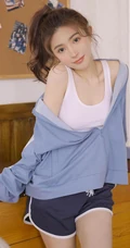 少女心满满，青春少女江亦祺白背心短裤教室元气十足高清大图
