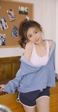 少女心满满，青春少女江亦祺白背心短裤教室元气十足高清大图