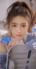 少女心满满，青春少女江亦祺白背心短裤教室元气十足高清大图