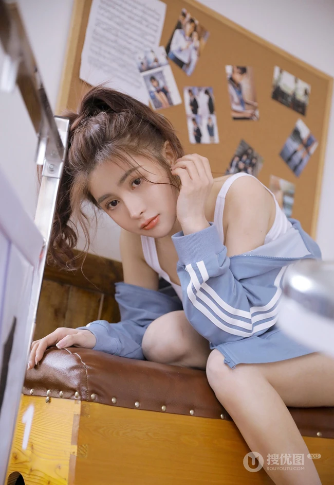 少女心满满，青春少女江亦祺白背心短裤教室元气十足高清大图