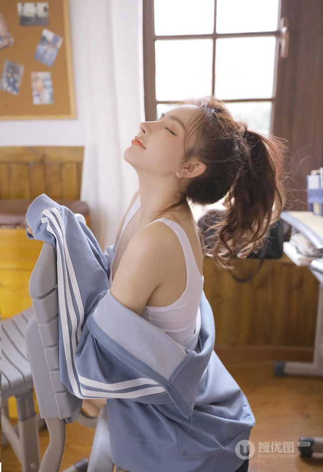 少女心满满，青春少女江亦祺白背心短裤教室元气十足高清大图